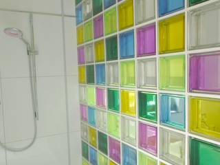 Duschwand aus bunten Glasbausteinen, tritschler glasundform tritschler glasundform Modern bathroom