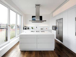 Lacquered white kitchen with kitchen island homify Moderne keukens Kasten & planken