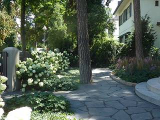 Blühender Hanggarten, neuegaerten-gartenkunst neuegaerten-gartenkunst Classic style garden