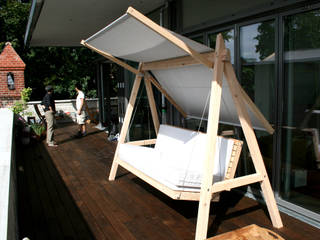 Hollywoodschaukel aus Holz im skandinavischen Stil, Pool22.Design Pool22.Design Moderner Garten Holz Holznachbildung
