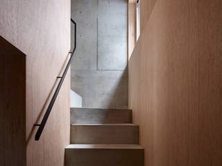 下川原の家（月ノ陽）, 小泉設計室 小泉設計室 Modern Corridor, Hallway and Staircase