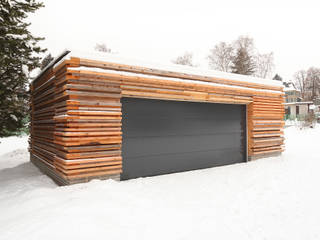 Doppelgarage Marienberg, REICHEL SCHLAIER ARCHITEKTEN GMBH REICHEL SCHLAIER ARCHITEKTEN GMBH Garage & Schuppen Eigentum,Gebäude,Schnee,Himmel,Holz,Schatten,Haus,Baum,Anlage,Tür