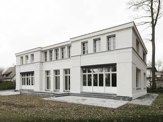 Mut zur Symmetrie - Klassisches Wohnhaus am Waldrand, CG VOGEL ARCHITEKTEN CG VOGEL ARCHITEKTEN Casas de estilo clásico