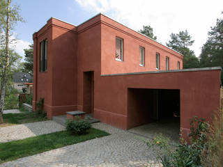 Temperamentvolles Rot - Wohnhaus in bewaldeter Umgebung , CG VOGEL ARCHITEKTEN CG VOGEL ARCHITEKTEN Casas clássicas