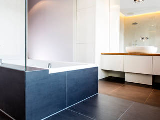 Altbausanierung München, BESPOKE GmbH // Interior Design & Production BESPOKE GmbH // Interior Design & Production Modern bathroom