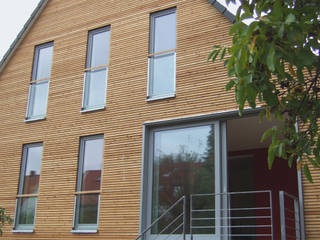 Siedlungshaus mit Holzscheibe, zymara und loitzenbauer architekten bda zymara und loitzenbauer architekten bda Modern Evler