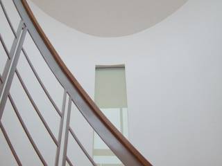 Dachausbau im runden Eckhaus, zymara und loitzenbauer architekten bda zymara und loitzenbauer architekten bda Modern Corridor, Hallway and Staircase