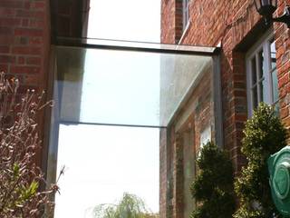 Structural Glass linkway between heritage Oast House and New Extension, Ion Glass Ion Glass بلكونة أو شرفة