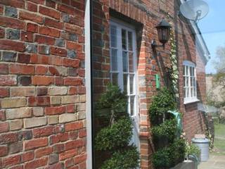 Structural Glass linkway between heritage Oast House and New Extension, Ion Glass Ion Glass Balcones y terrazas de estilo moderno