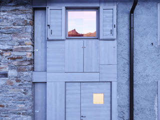 A wardrobe in the landscape, es-arch es-arch Casas campestres