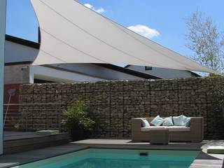 Sonnensegel über Pool Lounge aeronautec GmbH Moderner Balkon, Veranda & Terrasse Weiß sonnensegel, pool, überdachung, terrasse, sonnenschutz