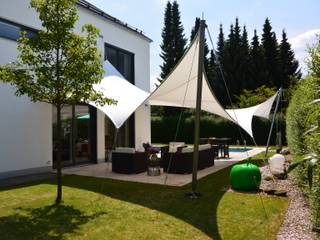 individuell geplantes Ganzjahres Sonnensegelkonzept aus aeroflon PTFE für eine Terrasse mit Pool und Lounge aeronautec GmbH Gartenteich