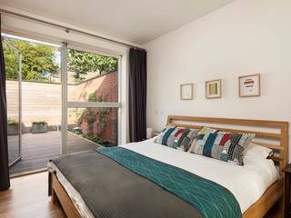 A single-storey Courtyard House: East Dulwich , Designcubed Designcubed Modern Bedroom