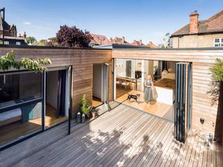 A single-storey Courtyard House: East Dulwich , Designcubed Designcubed Nowoczesny balkon, taras i weranda