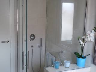 Reforma de baño: azul turquesa y baldosas impresas de mosaico hidráulico, Dec&You Dec&You ห้องน้ำ