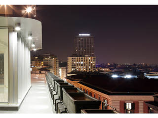 Penthouse bioclimatica a forma di cappello. , Garbadellarchitetti Garbadellarchitetti Rumah Gaya Eklektik