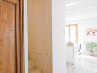 Reforma de una vivienda en la c/ Urgell, Anna & Eugeni Bach Anna & Eugeni Bach Staircase, Corridor and Hallway