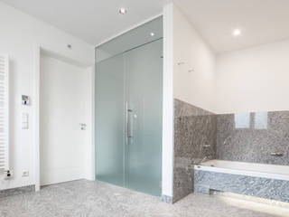 Badezimmer hinterlässt Eindruck mit Hell-Dunkel-Kontrast , Pientka - Faszination Naturstein Pientka - Faszination Naturstein Modern style bathrooms