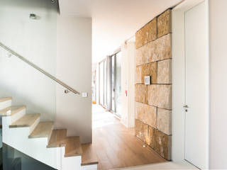 Hausflur vereint puristische und verspielte Elemente, Pientka - Faszination Naturstein Pientka - Faszination Naturstein Modern corridor, hallway & stairs
