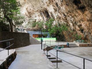 Bar in the Caves of Porto Cristo, A2arquitectos A2arquitectos 모던스타일 발코니, 베란다 & 테라스