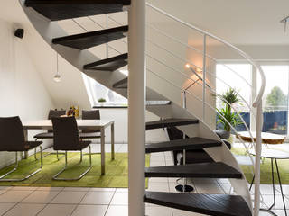 Moderne Maisonette Wohnung, Zimmermanns Kreatives Wohnen Zimmermanns Kreatives Wohnen Modern corridor, hallway & stairs
