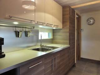Création Cuisine - Appartement 50m2 dans ancienne grange, CosyNEVE CosyNEVE Country style kitchen