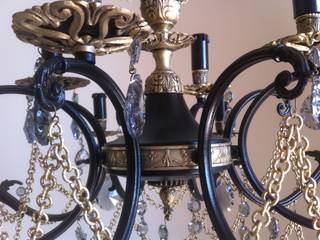 Black and bronze vintage repurposed chandelier, 12 lights, Milan Chic Chandeliers Milan Chic Chandeliers 에클레틱 거실