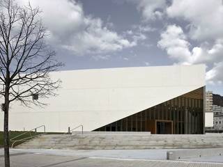 Centro Carlos Santamaría: Biblioteca y Centro de Datos Avanzados, JAAM sociedad de arquitectura JAAM sociedad de arquitectura 상업공간