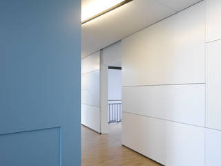 GARDEROBE/SCHRÄNKE, mori mori Minimalistischer Flur, Diele & Treppenhaus