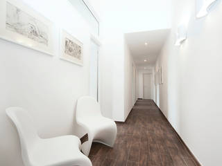 STUDIO LEGALE (ROMA - FLAMINIO), Gian Paolo Guerra Design Gian Paolo Guerra Design Modern corridor, hallway & stairs