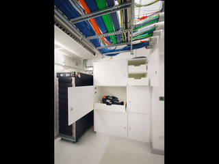 ZDF London - Office & Broadcasting Studios , ÜberRaum Architects ÜberRaum Architects Commercial spaces