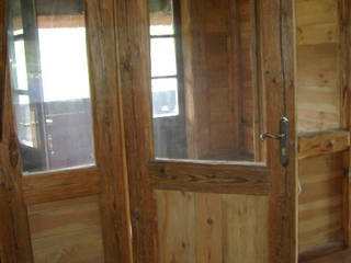 Drzwi drewniane, ręcznie rzeźbione, Zakład Stolarski Robert Latawiec Zakład Stolarski Robert Latawiec Country style doors
