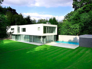 Minimalist Outdoor Pool, London Swimming Pool Company London Swimming Pool Company مسبح