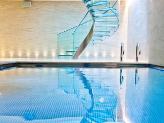 Pool & Wellness Area with Spiral Staircase, London Swimming Pool Company London Swimming Pool Company モダンスタイルの プール