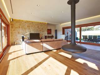 Una Casa con Paredes de Piedra y Jardines de Sueño, HUGA ARQUITECTOS HUGA ARQUITECTOS Salas / recibidores