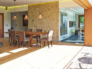 Una Casa con Paredes de Piedra y Jardines de Sueño, HUGA ARQUITECTOS HUGA ARQUITECTOS Rustic style living room