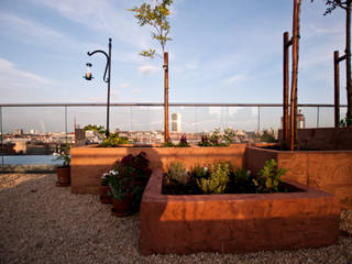 A Stunning Penthouse Terrace Project in London, Urban Roof Gardens Urban Roof Gardens 모던스타일 발코니, 베란다 & 테라스