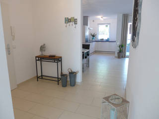 Musterwohnung in Dorsten, raumessenz homestaging raumessenz homestaging Modern Corridor, Hallway and Staircase