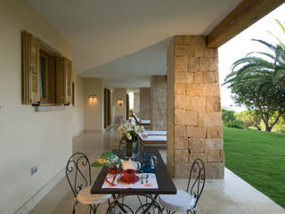 Villa in Sardinia, Scultura & Design S.r.l. Scultura & Design S.r.l. Balcony, veranda & terrace
