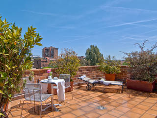 Home Staging de Altura en Arturo Soria, Apersonal Apersonal Classic style balcony, veranda & terrace