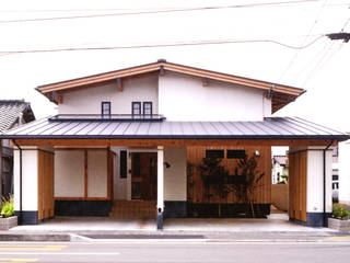 中庭で繋ぐ二世帯の家, T設計室一級建築士事務所 T設計室一級建築士事務所 Rumah Klasik Kayu Wood effect