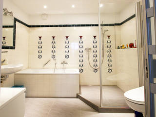 Historische Fliesen treffen moderne Badkeramik, Wohnwert Innenarchitektur Wohnwert Innenarchitektur Bathroom