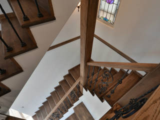 螺旋階段が素敵でクラシックなお家, 株式会社 盛匠 株式会社 盛匠 Classic style corridor, hallway and stairs