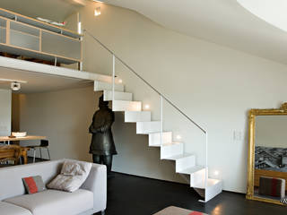 Staircase in the apartment guests - private villa, Ni.va. Srl Ni.va. Srl Modern Corridor, Hallway and Staircase Metal White