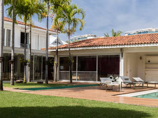 Rent Ronaldinho's home during the World Cup, Airbnb Germany GmbH Airbnb Germany GmbH Moderner Balkon, Veranda & Terrasse