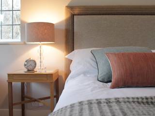 Bainbridge Luxury Upholstered Bed, TurnPost TurnPost Dormitorios de estilo moderno