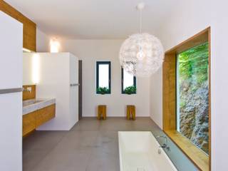 Weitblick, Bau-Fritz GmbH & Co. KG Bau-Fritz GmbH & Co. KG Eclectic style bathroom Bathtubs & showers