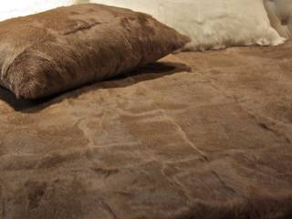 Natural fur throws and cushions, Miyabi casa Miyabi casa 房子