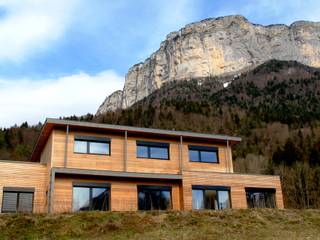 Maison ossature bois passive AMEO Construction Maisons modernes Nuage,Ciel,Plante,Imeuble,Montagne,Fenêtre,Arbre,Paysage naturel,loger,Mélèze