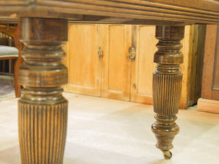 Large antique extending dining table, Brown's Antiques Billiards and Interiors Brown's Antiques Billiards and Interiors 클래식스타일 다이닝 룸